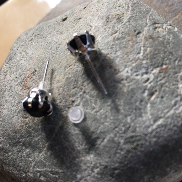 💥 Sale 💥 2 for $10 NWOT black glass silver post earrings BOGO - Picture 4 of 6